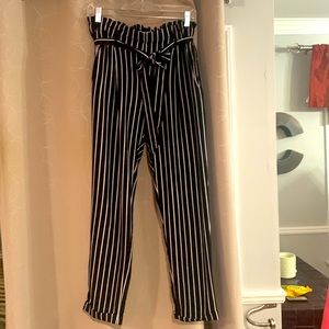 Tapered dress pant with pockets and belt